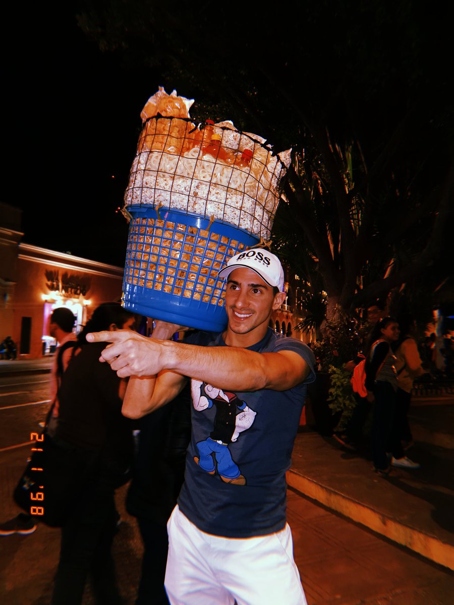 Rommel_Pacheco's tweet photo. Llévele! llévele! Su palomita, su chicharrón, si hay, si hay!! 🍿
Ayudando a la banda a vender su mercancía 🤭
No importa a que te dediques, si lo haces con orgullo y pasión, estarás satisfecho contigo 💪🏼
.
.
. 
#rommelpacheco #extlon #merida #yucatan https://t.co/mSPmqTPdr0