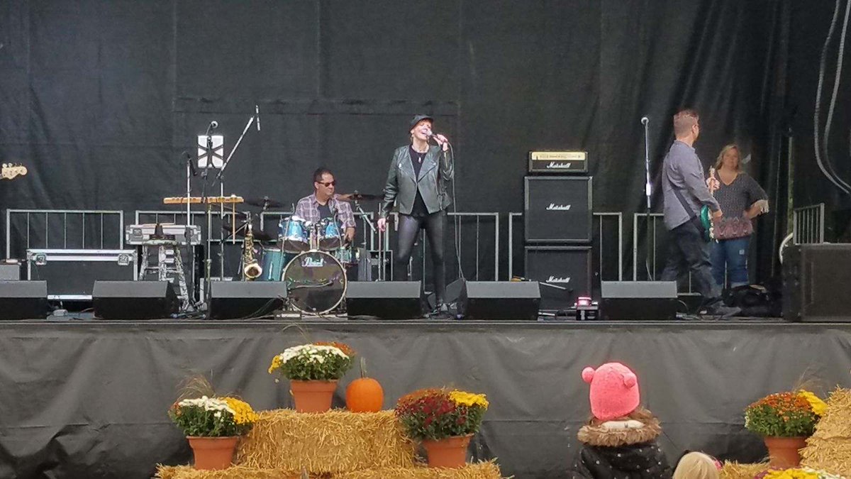 Wicked74303's tweet photo. Like Beer? 🍻 Like Rock music with a little swing? 👩‍🎤 Then come to the @VernonHills Craft Beer Fest On Feb 29. 530pm to 830pm show. #Dizzyedge #playitloud #rocknroll #singit https://t.co/79o4WqCnGO