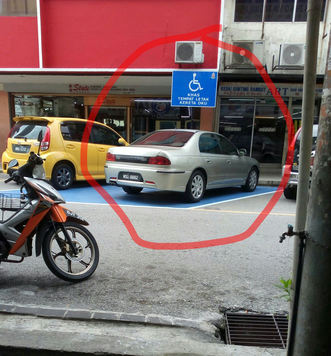 A d'able-bodied BODOH selfish bastard Malaysian parked car WSU 8882@Selangor Petaling Jaya Jln 52/10,OKU/disabled parking bay,21 January 2020,11am-makes malaysia BODOHland #newyearparty #newyears2018 #newyears2020 #GongXiFaCai  #newyearscelebration #newyearsparty