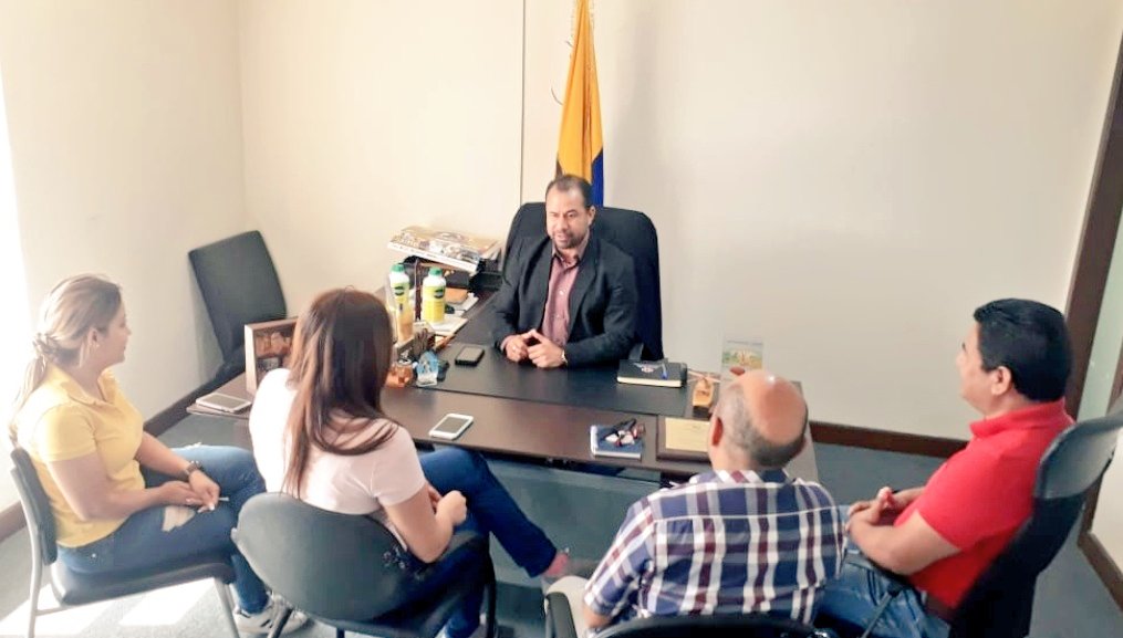 Agricultura_CZ4's tweet photo. #Portoviejo | Reunión de trabajo con técnicos de @FAOEcuador y puntos focales para coordinar acciones del  presente año, en el marco del proyecto #MásAlgodón que se ejecuta en las provincias #Guayas y #Manabi, en coordinación con el @AgriculturaEc.
#ActivamosElAgro 
@fgarcia_pino https://t.co/wOO7m46xbV