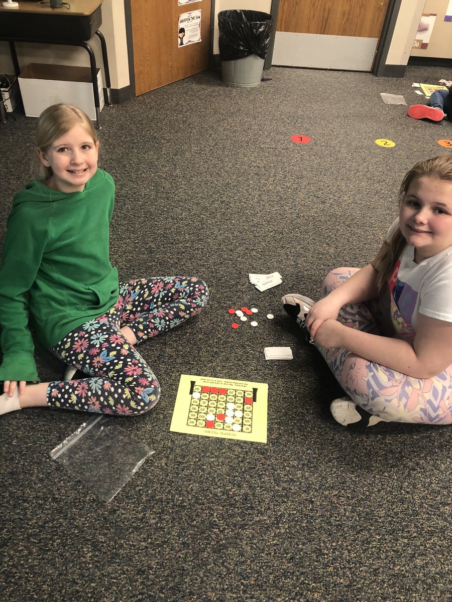 SpiceySpanish's tweet photo. Third graders having fun learning Spanish numbers by playing Connect Four!  @CenturyGF https://t.co/8NpvvVU5os
