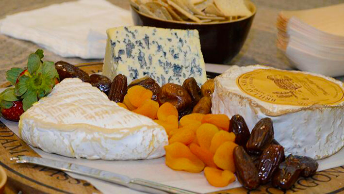 With Australia Day just around the corner, we would love to know, what's your favourite  Aussie cheese  🧀  with Aussie Kurrajong Kitchen Lavosh, of course!  😋

 #cheeseandlavosh #kurrajonglavosh #cheese #grazingboard #grazingtables #grazingplatter #australianmade #aussieowned