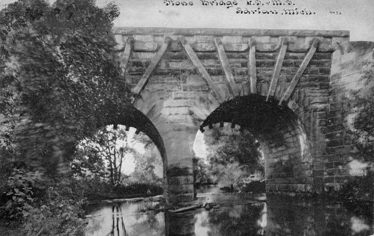 MichiganHist's tweet photo. Lake Shore and Michigan Southern Railroad stone bridge at Adrian - ca. 1908 (ebay)
#AdrianMI #DigAdrian https://t.co/bDxRD6NE0i