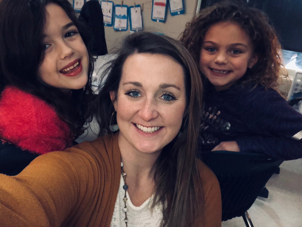 JenManSchrag23's tweet photo. Lunch with her bestie and favorite teacher @HaleyTemple11 !  Thank you Kendall @AmyChartrand1 for turning in your tickets for this special treat! #PBIS @goMercerEagles @FHSchools https://t.co/vkzNXPNomz