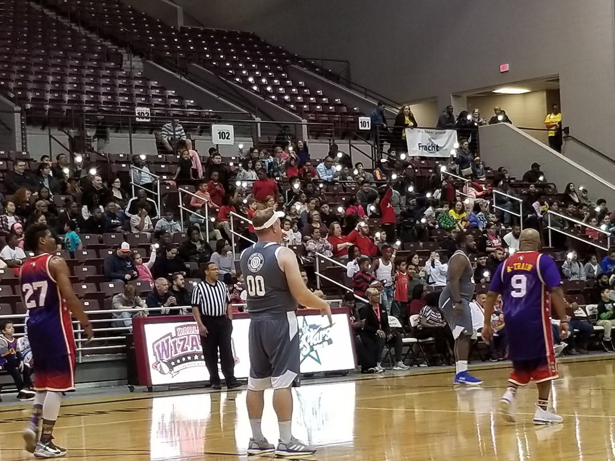 Wave the light in the air! #harlemwizards <a href="/Davis9Ptsa/">BOD9 PTSA</a> <a href="/Davis9_AISD/">Davis 9 IB - Aldine ISD</a>