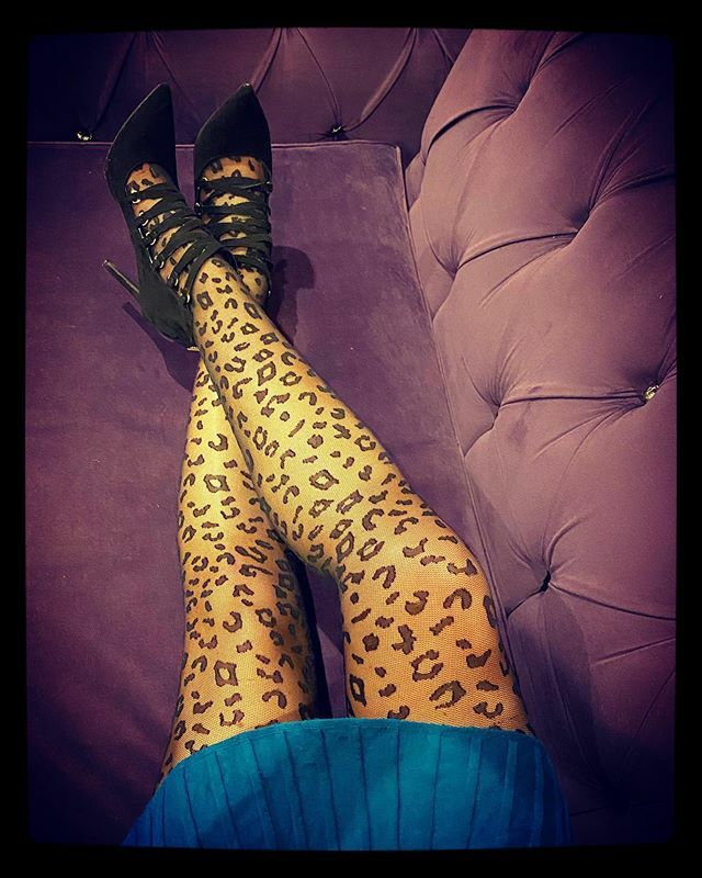 Sometimes you need to show your spots! Happy to #debut my #leopardprint tights for a #floridacold day with these fabulous @guess #anklebooties #shoelove365 #shoelover #heellover #bootielover #blackbooties #bootieseason ift.tt/2TR9G3s