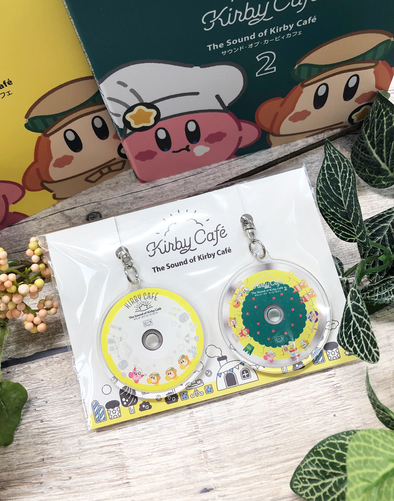 Kirby Cafe カービィカフェ 1 23 東京 博多 明日1 24 金 より ミニcdキーホルダーset を販売 サウンド オブ カービィカフェcd第1弾と第2弾のディスクデザインがされた小さなキーホルダーが登場です バッグなどに付けてカービィカフェの思い出