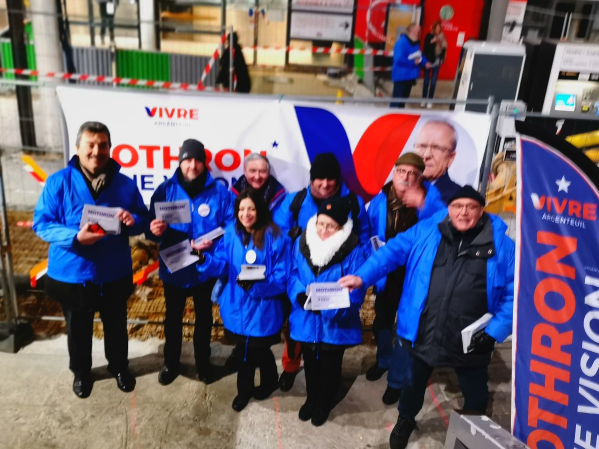 XavierPERICAT's tweet photo. Ce matin, en gare du centre-ville d'Argenteuil, belle mobilisation pour faire connaître le bilan #Acte4 de @GMothron et notre équipe, @Mothron1Vision #ArgenteuilVilleAttractive 
#Mothron2020 https://t.co/6JvnVriTDB