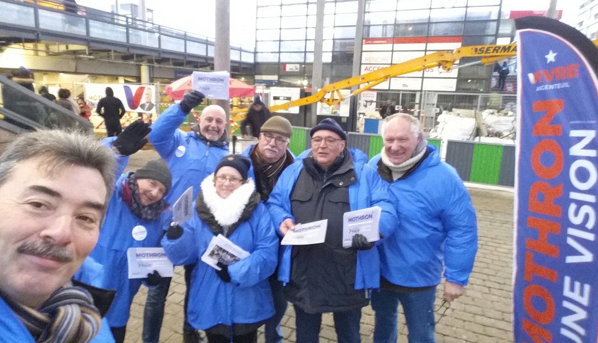 XavierPERICAT's tweet photo. Ce matin, en gare du centre-ville d'Argenteuil, belle mobilisation pour faire connaître le bilan #Acte4 de @GMothron et notre équipe, @Mothron1Vision #ArgenteuilVilleAttractive 
#Mothron2020 https://t.co/6JvnVriTDB