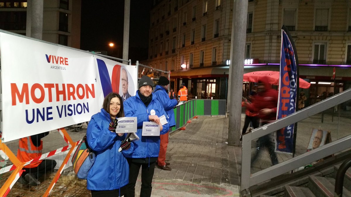 XavierPERICAT's tweet photo. Ce matin, en gare du centre-ville d'Argenteuil, belle mobilisation pour faire connaître le bilan #Acte4 de @GMothron et notre équipe, @Mothron1Vision #ArgenteuilVilleAttractive 
#Mothron2020 https://t.co/6JvnVriTDB