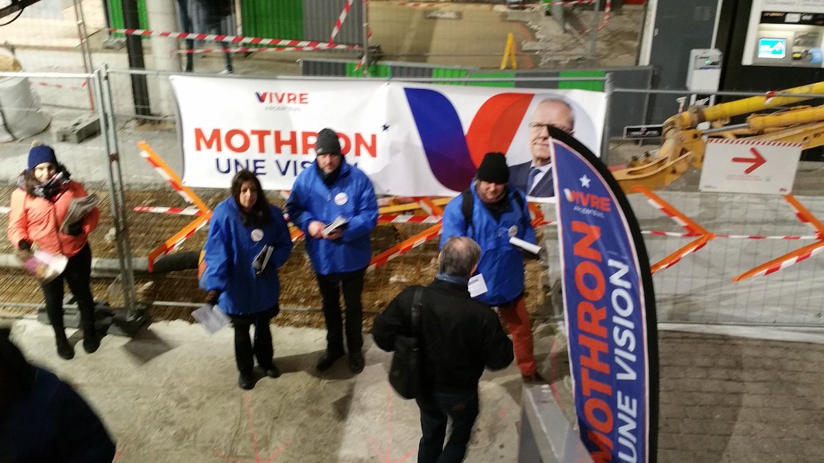 XavierPERICAT's tweet photo. Ce matin, en gare du centre-ville d'Argenteuil, belle mobilisation pour faire connaître le bilan #Acte4 de @GMothron et notre équipe, @Mothron1Vision #ArgenteuilVilleAttractive 
#Mothron2020 https://t.co/6JvnVriTDB