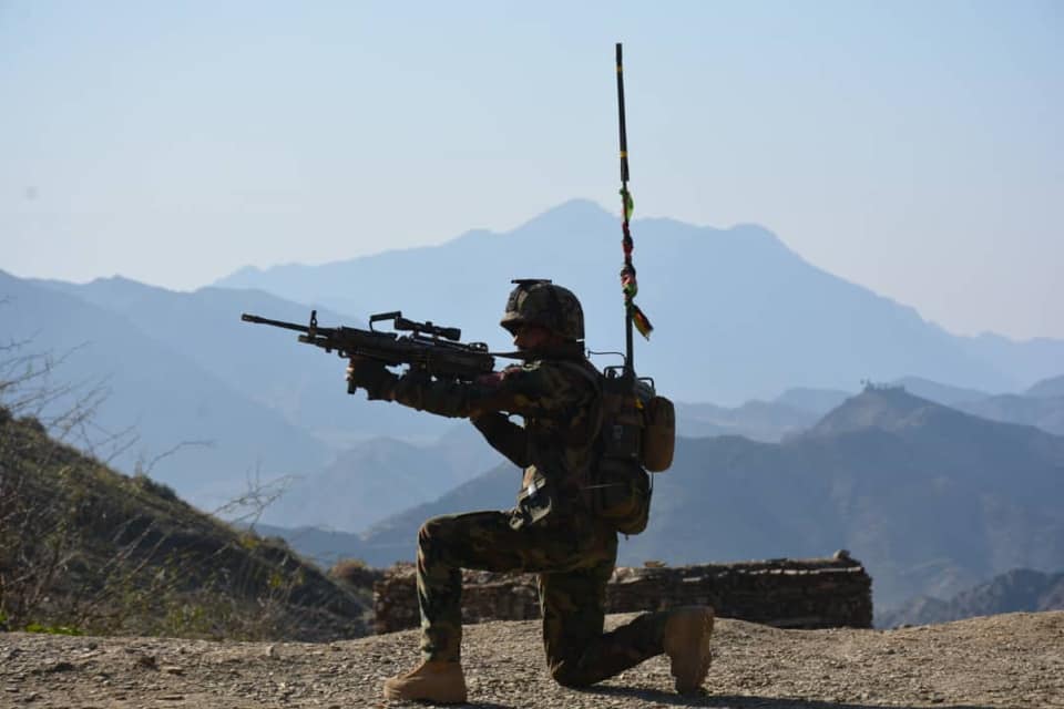 Afghan4Media's tweet photo. د201 سیلاب قول اردو لمړی لوا ځواکونو د لغمان ولایت علیشنګ ولسوالی کی 2 طالبان وژلی او 7 تنه نور یی ټپیان کړی دی. افغان ملی امنیتی ځواکونه پر وسلوالو طالبانو غږکوی چی خپل وسلی پرځمکه کښیږدی او د سولی پروسی سره یوځای شی ترڅو خپل ژوندی پاتی شی #Security #TalibanDefeat #Afghanistan https://t.co/yOmKnZ7pYW
