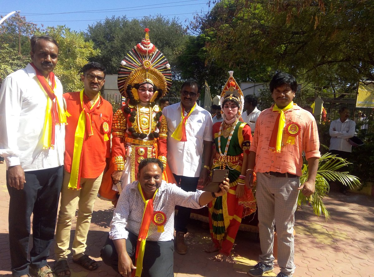 VKBeedimaniS's tweet photo. ವಿಕ #ಕನ್ನಡಹಬ್ಬ ಕಲಾ ತಂಡಗಳೊಂದಿಗೆ ವಿಕ ಸಿಬ್ಬಂದಿ.. @VkLitFest @editor_vk @vkbrand2018 @HRMMCL_VK @KarnatakaVarthe @CTRavi_BJP @shhargiVK @BSBommai @CMofKarnataka @HDL_davanagere @VijayaKarnataka @yalanadumanju https://t.co/KiRmOOhRYG