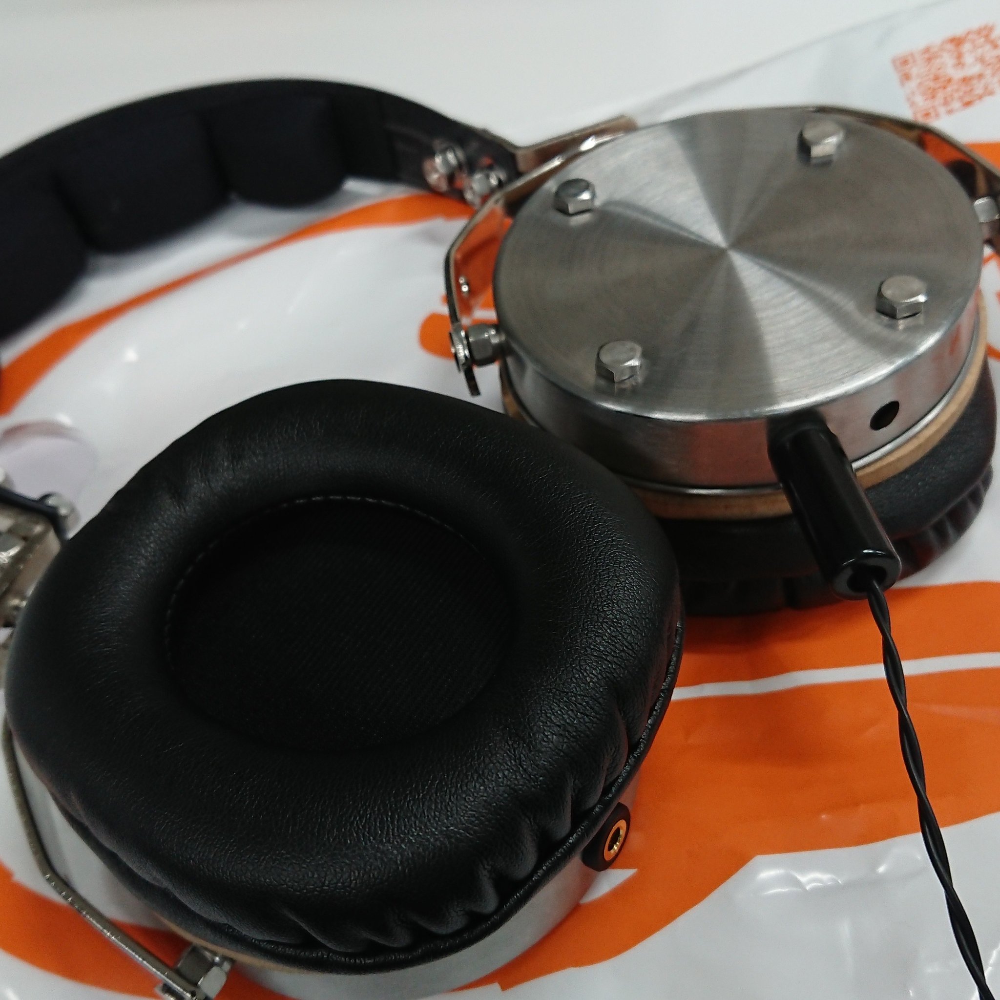 芝浦工大 オーディオ研究会 自作ヘッドホンのイヤーパッドを革製に交換しました 30hz以下も出るようになり ベロア調のパッドではフェルトを4枚かませないとキツかった高域の刺さりも ほぼ消えました Tokyoaudiobase でも展示するので 是非聴きに来て