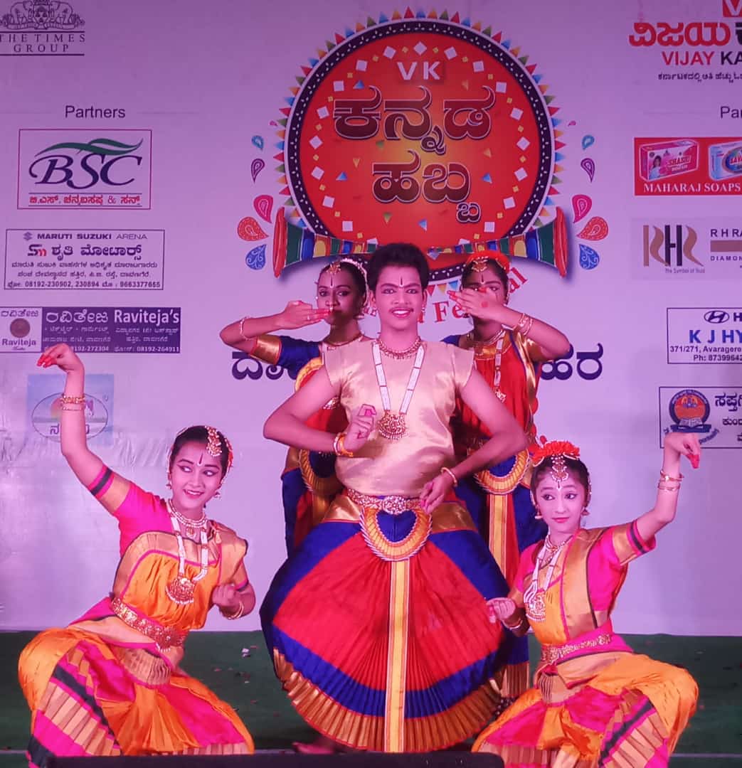 VKBeedimaniS's tweet photo. ದಾವಣಗೆರೆ ವಿಕ #ಕನ್ನಡಹಬ್ಬ ಗೃಹ ಮಂತ್ರಿಗಳಾದ ಬಸವರಾಜ್ ಬೊಮ್ಮಾಯಿ ಉದ್ಘಾಟನೆ.. ಸಂಪಾದಕರಾದ ಹರಿಪ್ರಕಾಶ್ ಕೋಣೆಮನೆ,  ಸಾಹಿತಿ ವಸುಧೇಂದ್ರ, ಚಿತ್ರನಟ ಸಂಚಾರಿ ವಿಜಯ ಭಾಗಿ.. @VkLitFest @editor_vk @vkbrand2018 @HRMMCL_VK @KarnatakaVarthe @CTRavi_BJP @shhargiVK @BSBommai  @VijayaKarnataka @yalanadumanju https://t.co/m5crpYKLIX