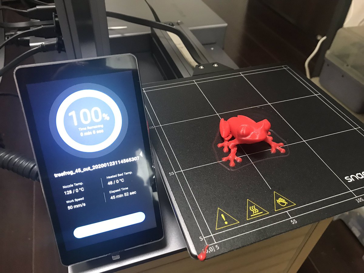 cobac's tweet image. リニアモジュールを3〜4回分解&amp;amp;組み立てして、なんとかガタつきを解消できたと思ったら、やはりダメでした。移動するプレートの根本が若干変形していて致命傷のようです。
一見プリントできているのですが、一層目の定着が不安定だったり積層途中のズレもあります。
#Snapmaker2