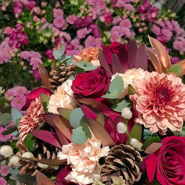 BloomAndFresh's tweet photo. Baharın gelmesine tam olarak 57 gün 13 saat 51 dakika 28 saniye var. Moral bozmuyoruz. Derin bir nefes alıyor, bize baharı hatırlatan güzelliklere doğru kendimizi hafifçe bırakıyoruz. #BloomAndFresh 💐 https://t.co/RDvsebitEt https://t.co/nKvRkV4LBz