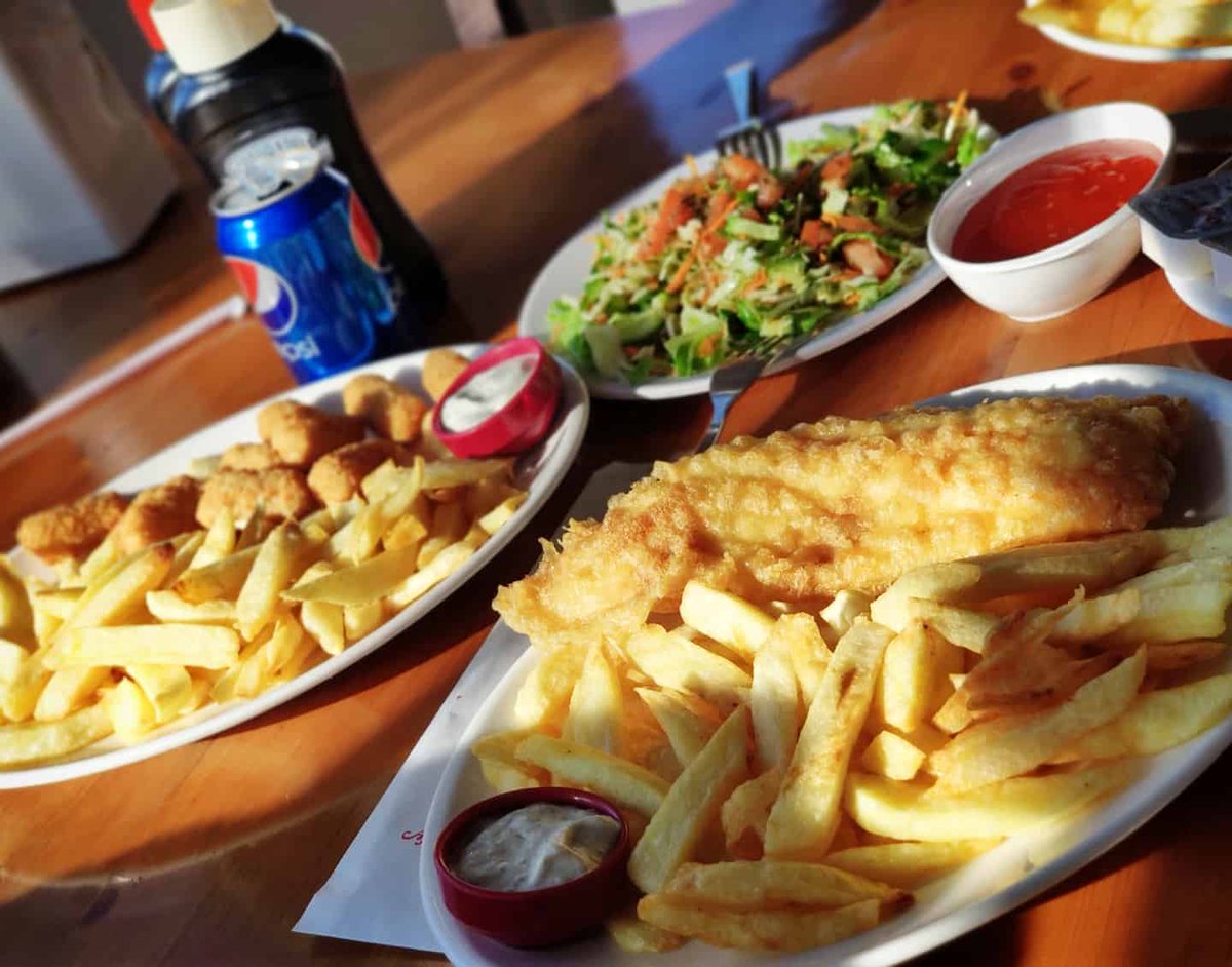 Tartar sosunuz ve taptaze salatanız eşliğinde Fish&amp;Chips ve Scampi&amp;Chips🐟
#gunaydin