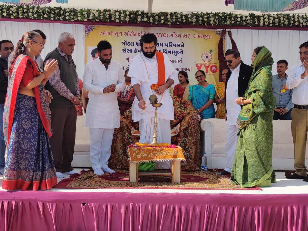 Vrajrajkumarji1's tweet photo. Great #humanitarian_work by VYO in #Gondal. Over 5,000 underprivileged slum area families were given health and personal care kits, worth of 71 lakhs, sponsored by Shri Maulesh bhai Ukani (Ban Labs). 1/2 https://t.co/vM4f3Ll0jS