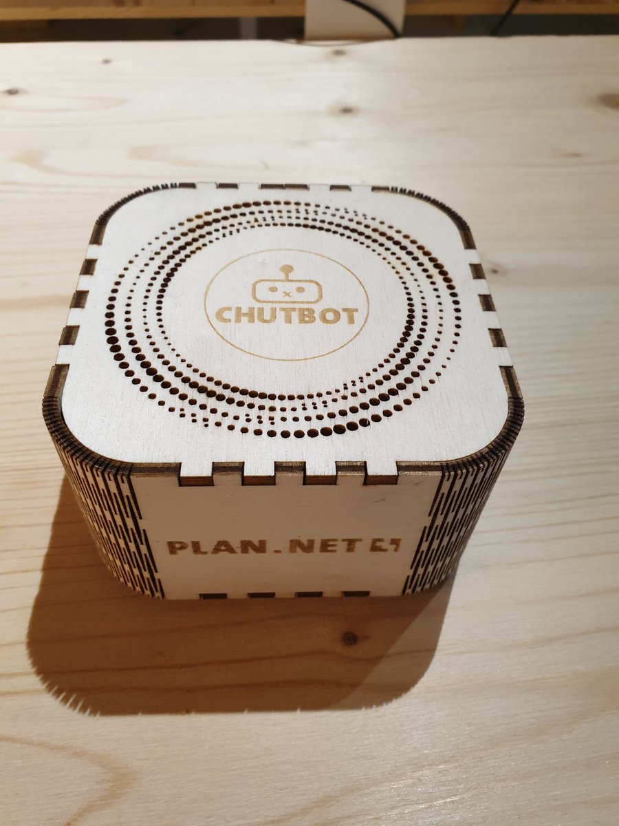 On teste le #chutbot de <a href="/PlanNetFrance/">Plan.Net France 🚀</a> dans nos bureaux... merci aux Rennais Anais et Nicolas pour le cadeau.