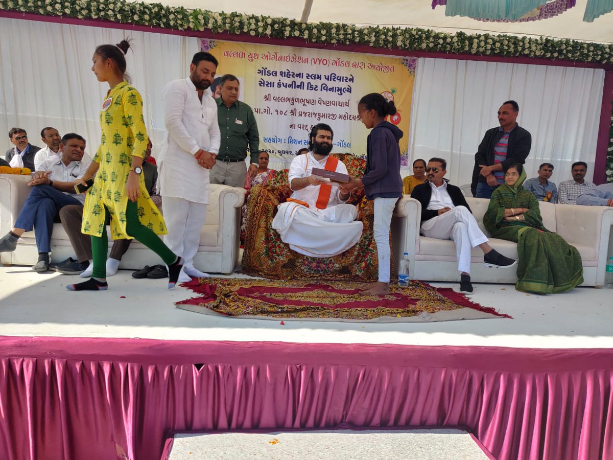 Vrajrajkumarji1's tweet photo. Great #humanitarian_work by VYO in #Gondal. Over 5,000 underprivileged slum area families were given health and personal care kits, worth of 71 lakhs, sponsored by Shri Maulesh bhai Ukani (Ban Labs). 2/2 https://t.co/lKojHJdjHe