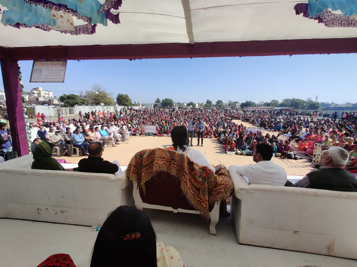 Vrajrajkumarji1's tweet photo. Great #humanitarian_work by VYO in #Gondal. Over 5,000 underprivileged slum area families were given health and personal care kits, worth of 71 lakhs, sponsored by Shri Maulesh bhai Ukani (Ban Labs). 2/2 https://t.co/lKojHJdjHe
