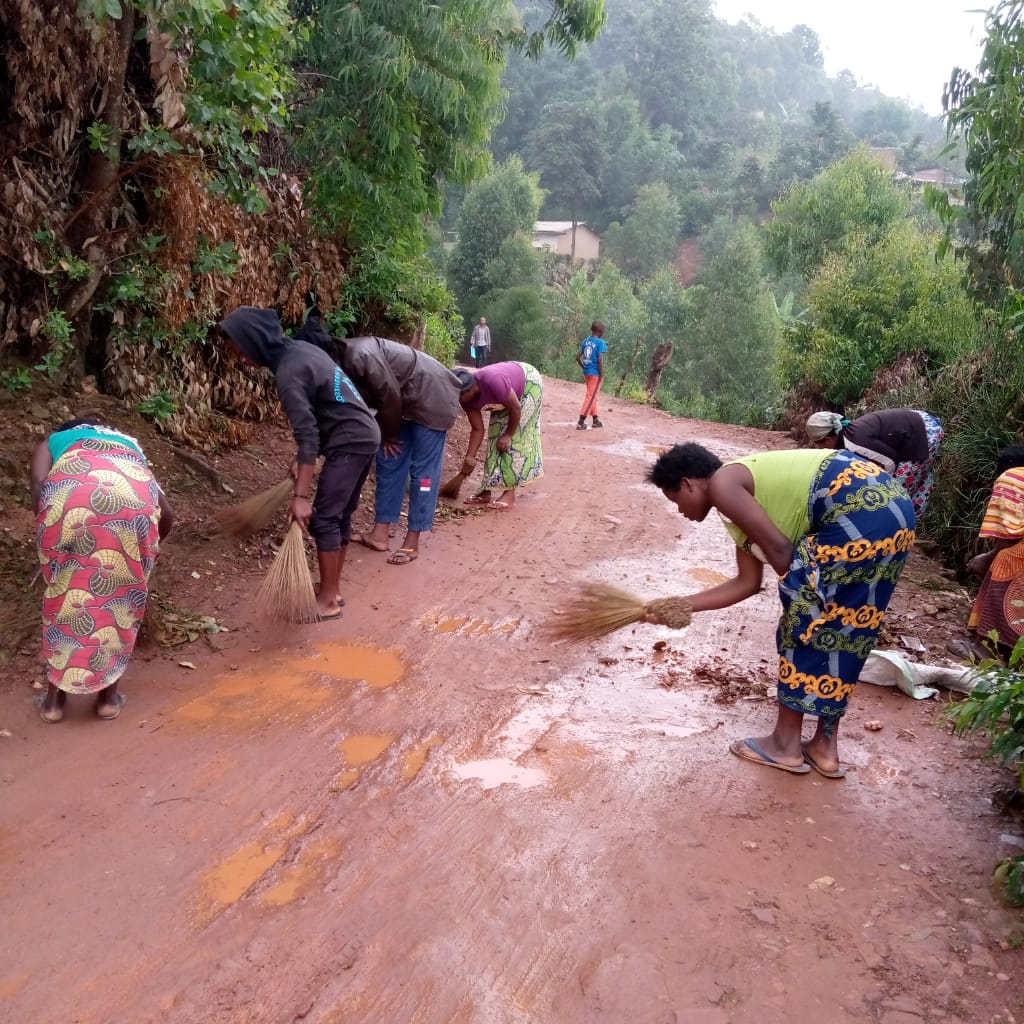 Nyarugenge's tweet photo. Muri gahunda yo kwimakaza isuku mubice bitandukanye by'Akarere abaturage bagiye bafata ingamba, mu Murenge wa Nyakabanda hari gahunda ya SUKURA AHO UTUYE, burigitondo abaturage mu mudugudu barahura bagasukura Umudugudu wabo. @CityofKigali @RwandaLocalGov @kayisime https://t.co/p82ZHfk6PV
