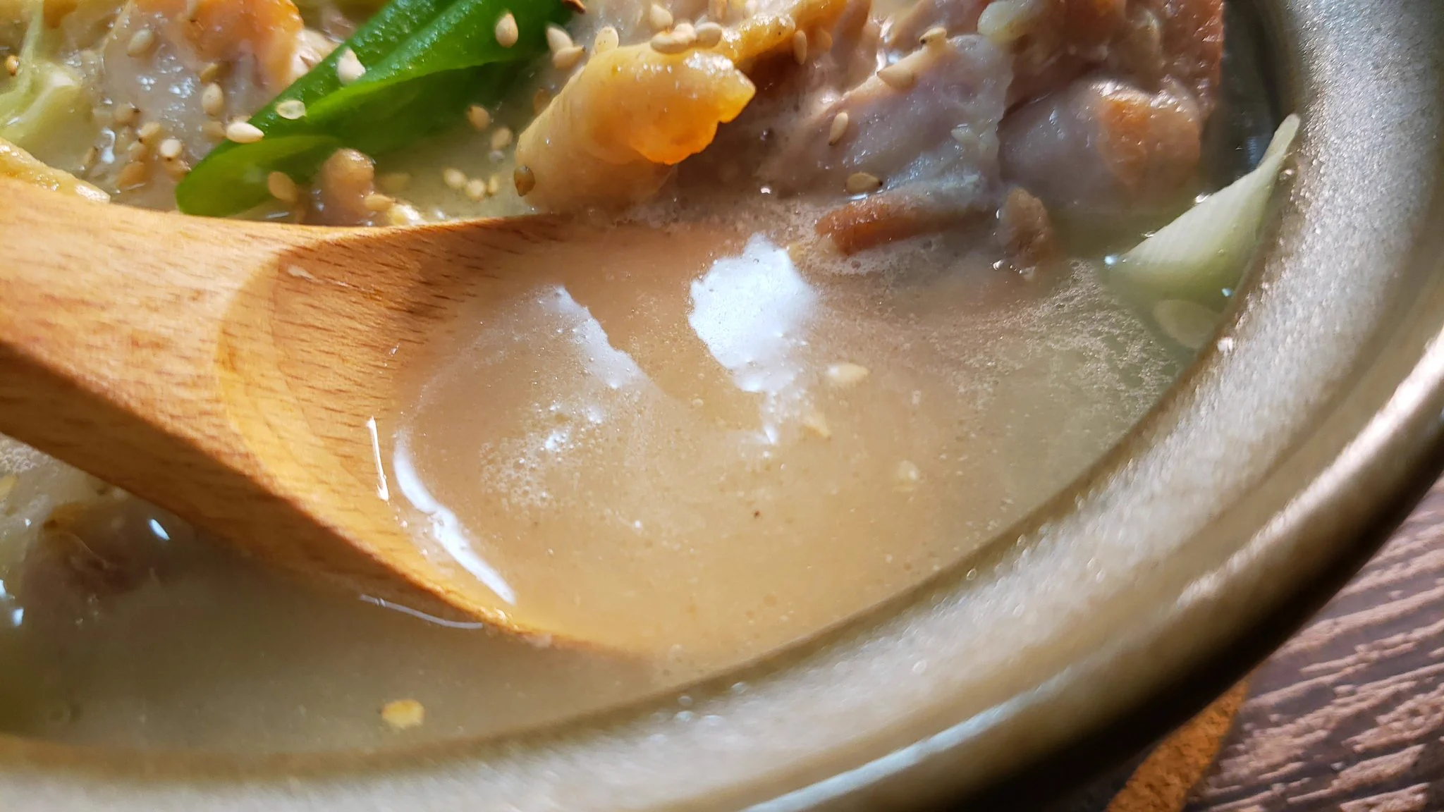 鶏肉から染み出した旨味が決め手！濃厚な鶏出汁がたまらない白湯鍋のレシピ！