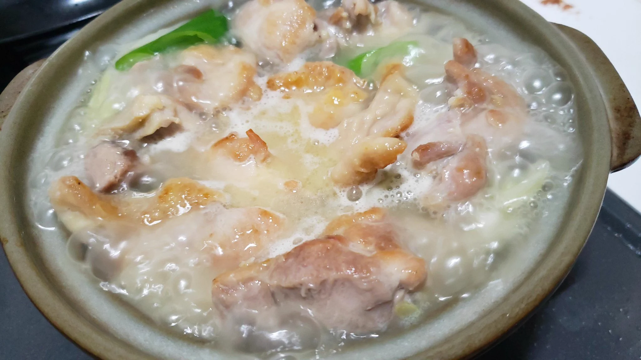 鶏肉から染み出した旨味が決め手！濃厚な鶏出汁がたまらない白湯鍋のレシピ！