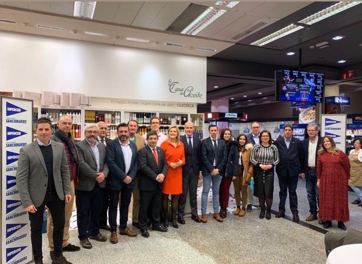 Una empresa de Baeza abre en El Corte Inglés de Sanchinarro en Madrid la tienda “La Casa del Aceite” donde se podrán adquirir los mejores aceites de Jaén y otros productos del sector agro alimentario jienense.
¡ Enhorabuena!