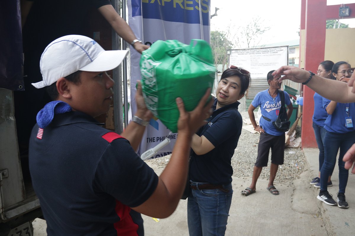 PhStockExchange's tweet photo. PSE extended help to families displaced by the Taal volcano eruption. The relief operations covered 15 evacuation centers (2,725 families) in Batangas. PSE Ma. Director Vivian Yuchengco, PSE employees and the SM Foundation team were on hand for the relief distribution. #PSEGoals https://t.co/lC8cC2YX8d