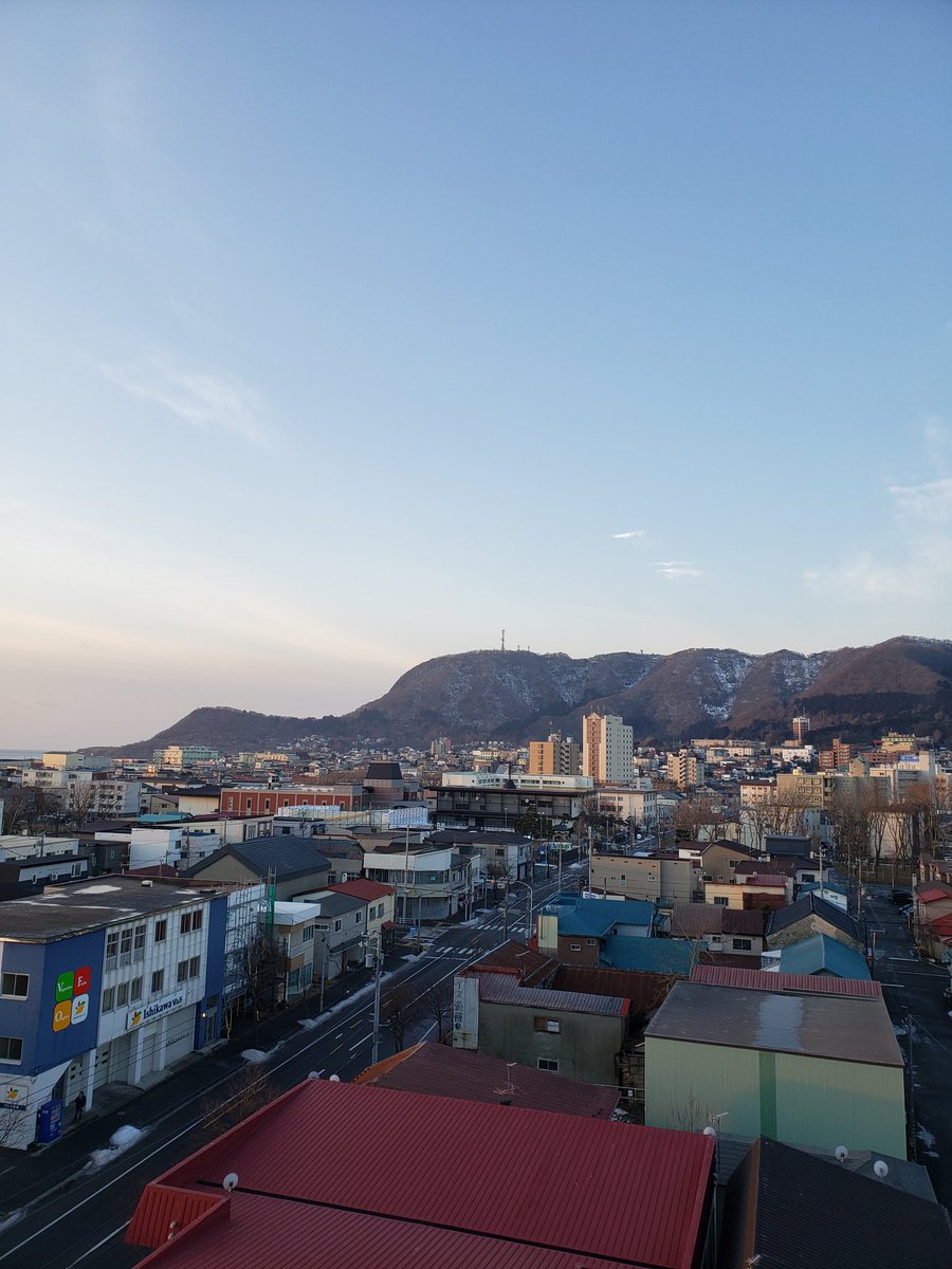 chocolatstaff's tweet photo. 1月23日　7:30am
晴れ時々曇り　予想最高気温6℃
今朝も素晴らしい朝日でした❗気温も高く1月とは思えません。ただ、日陰に入った途端に寒さを感じるので防寒対策は忘れずにお出掛けください。
#ホテルショコラ函館
#函館
#函館の天気
#晴れ
#暖冬
#朝日
#函館山
#立待岬
#津軽海峡
#ハコフォト https://t.co/OBiFmqydwB