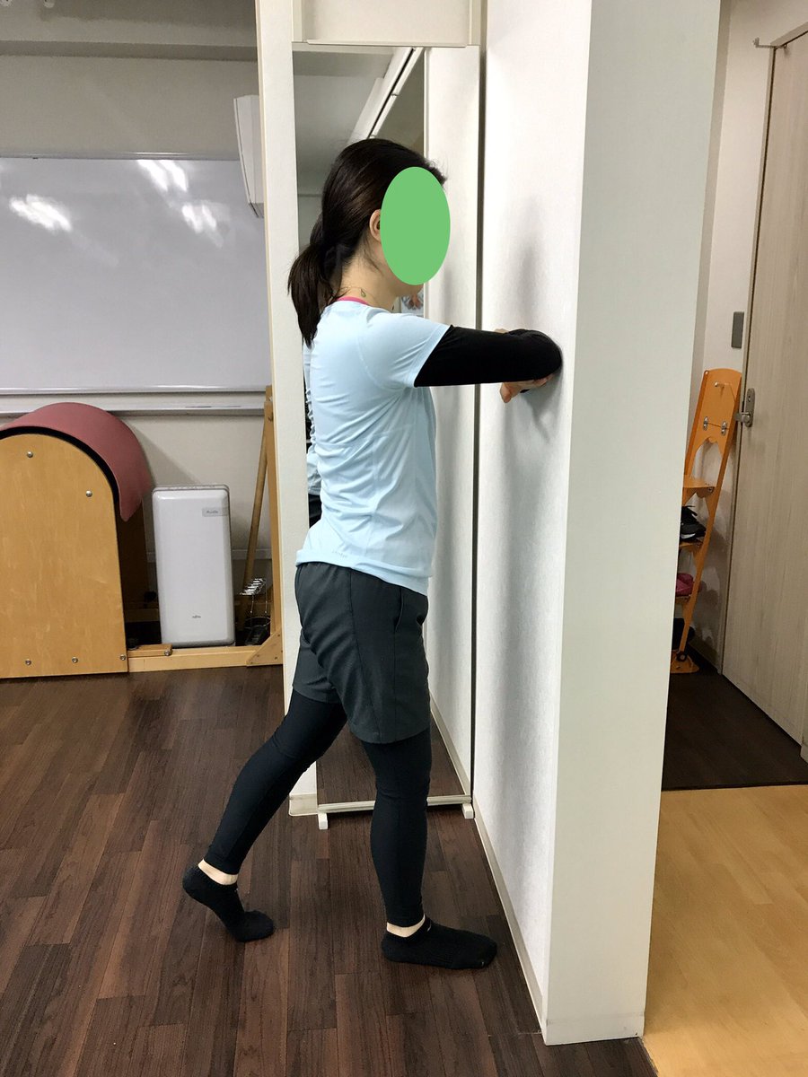 YAPF_tweet's tweet image. スタッガードスタンス

足は腰幅
出来るだけ壁に近づく

片脚を一歩引き踵を上げる
腰はやや後方に引く

肩前で前腕を水平に合わせ肘を壁につける

コントロールできる範囲でしゃがみ立ち上がる
膝は足先と同じ方向

肘は水平を保ち壁をこするように動く

2〜3回✖️逆足

#挫折知らずの１分運動
#YAPF