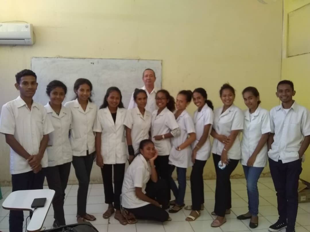 Largas horas de estudio y sacrificio y muchos años para recibir el ansiado diploma, son características principales de estudiar medicina #BMBTimorLeste,municipio Maliana, terminando la 1ra semana con la asignatura Español estudiantes de tercer año. #CubaCoopera <a href="/cuba_coopera/">CubaCoopera</a>
