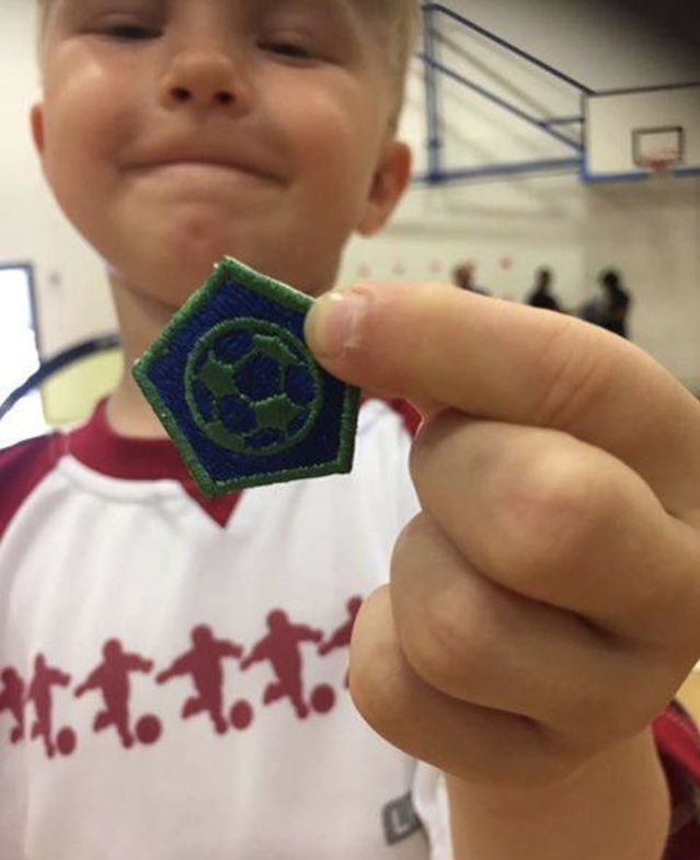 LittleKickersks's tweet photo. We believe in positive reinforcement! Our badge ceremony celebrates the children's physical, cognitive and football skills they've learned.👏🏻
.
.
.
.
#activekids 
#earlylearning 
#footballday 
#footballers 
#football 
#invitationtoplay 
#kidsplay 
#learningthroughplay https://t.co/qJNtsgYCnq
