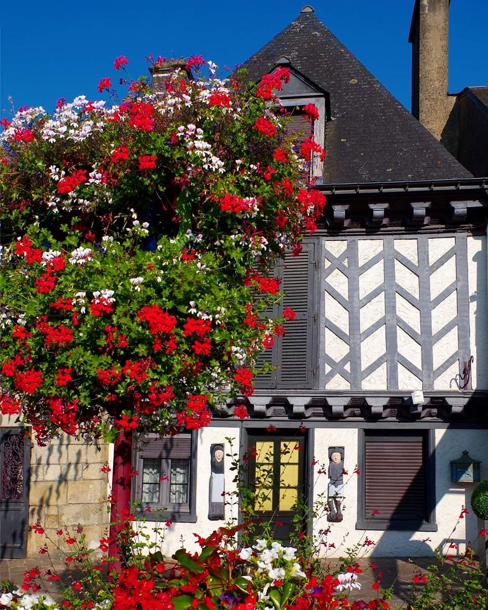 Maison à pans de bois à #Locminé (été 2019) #morbihan #bretagne #emojibzh
