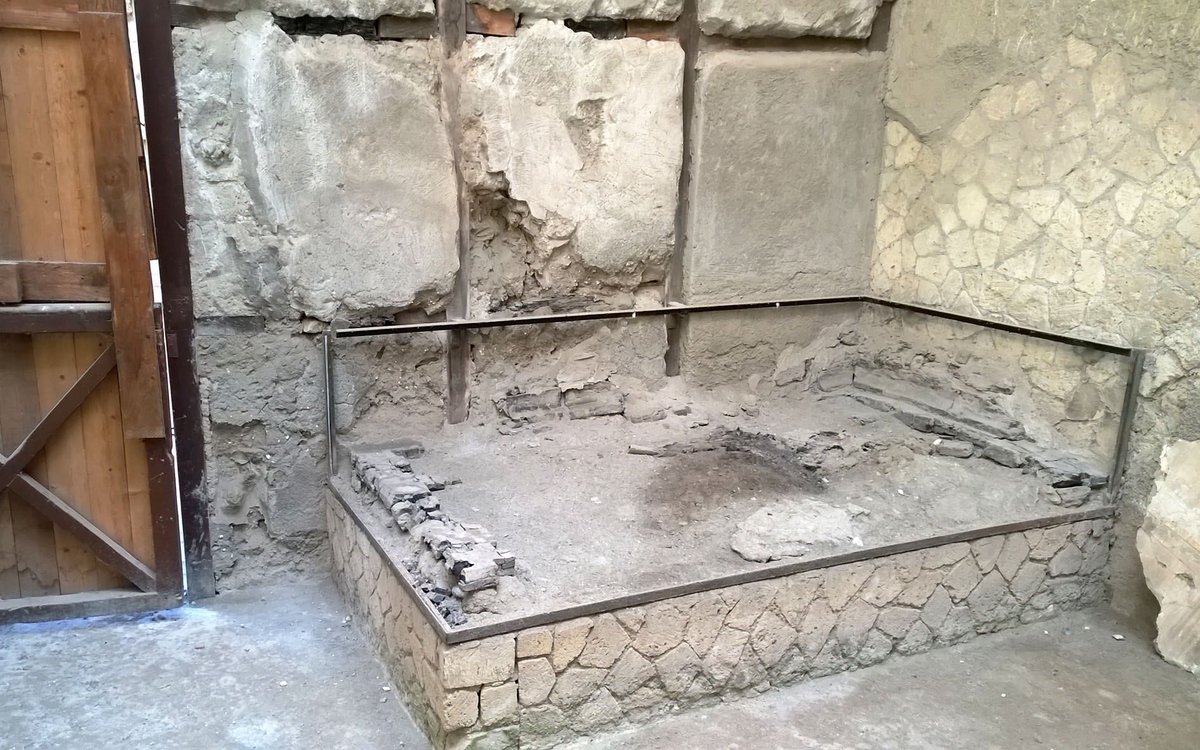evaenlaradio's tweet photo. Sorprendente hallazgo en #Herculano: se descubren restos de tejido cerebral en el cráneo de una de las víctimas de la #Erupción que acabó con la ciudad en el 79 d.C.
Pertenecía a un hombre que murió carbonizado en su cama. 
#Ercolanoscavi #Italia
#Arqueología 
@COPE https://t.co/KMnn1ktEjN