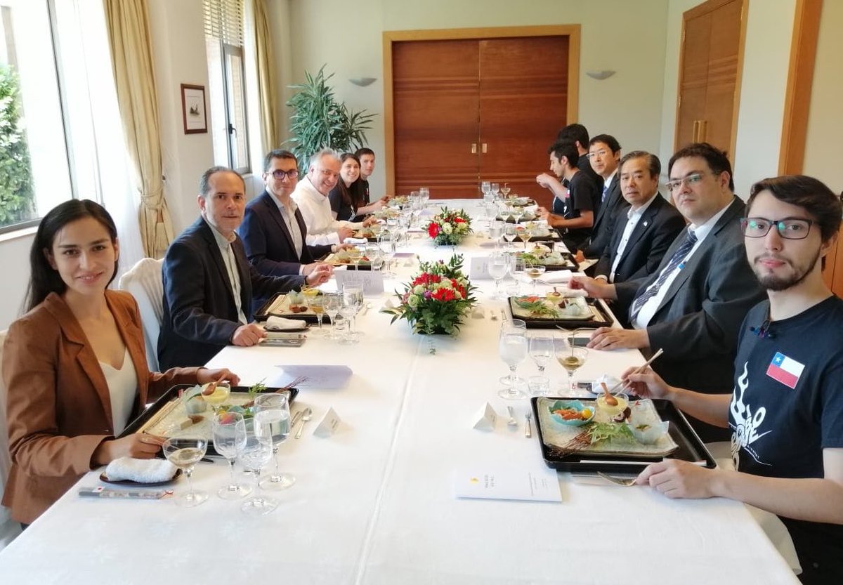 CITTDuocUC's tweet photo. Equipo de #robotica de @DuocUC fueron recibidos por el embajador del #japon en #Chile @JapanEmb_Chile , en el marco de los preparativos del viaje a la final internacional de la #roboOne que se realizará en #Tokio2020 👍🏻🇨🇱🤖🇯🇵 @EscuelaITDuocUC @CITTDuocUC @mas_tics #CITT2020 https://t.co/oyf4fHbSEG