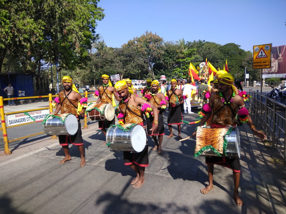 ದಾವಣಗೆರೆ ವಿಕೆ ನುಡಿ ಹಬ್ಬದ ಜಾನಪದ ಕಲಾ ತಂಡಗಳ ಮೆರವಣಿಗೆಯಲ್ಲಿ ಡೊಳ್ಳು ಕುಣಿತ.<a href="/RajeevaVK/">Rajeeva C J</a> <a href="/katranjeet/">Ranjeet Kate</a>