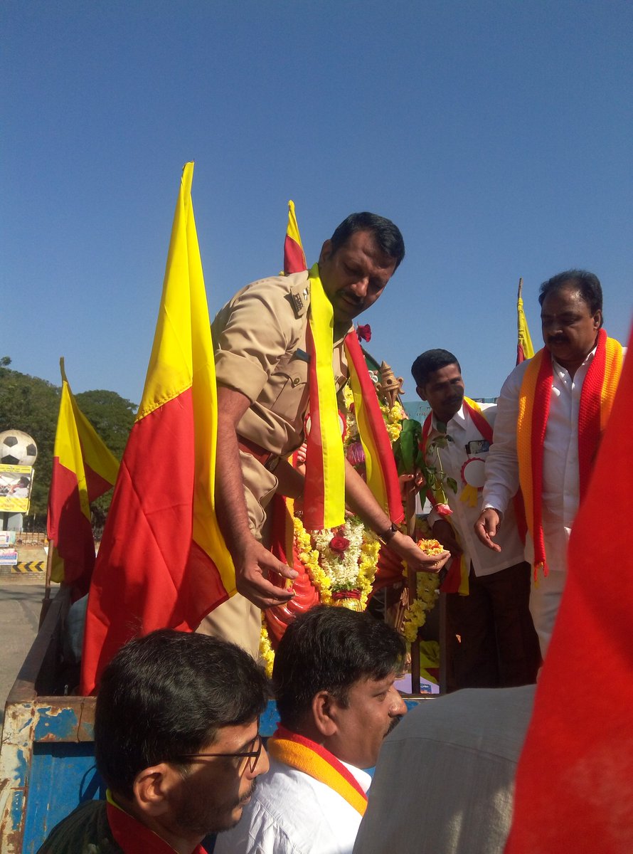 VKBeedimaniS's tweet photo. ದಾವಣಗೆರೆ-ಹರಿಹರ ವಿಕ ನುಡಿ ಹಬ್ಬದ ಜಾನಪದ ಮೆರವಣಿಗೆಗೆ ಎಸ್ಪಿ ಹನುಮಂತರಾಯ ಚಾಲನೆ... ಬಾರಿಸು ಕನ್ನಡ‌...‌@VkLitFest @editor_vk @vkbrand2018 @HRMMCL_VK @KarnatakaVarthe @CTRavi_BJP @shhargiVK @BSBommai @CMofKarnataka @HDL_davanagere @VijayaKarnataka https://t.co/hMyfWVYgAE https://t.co/YMEUNteMsw