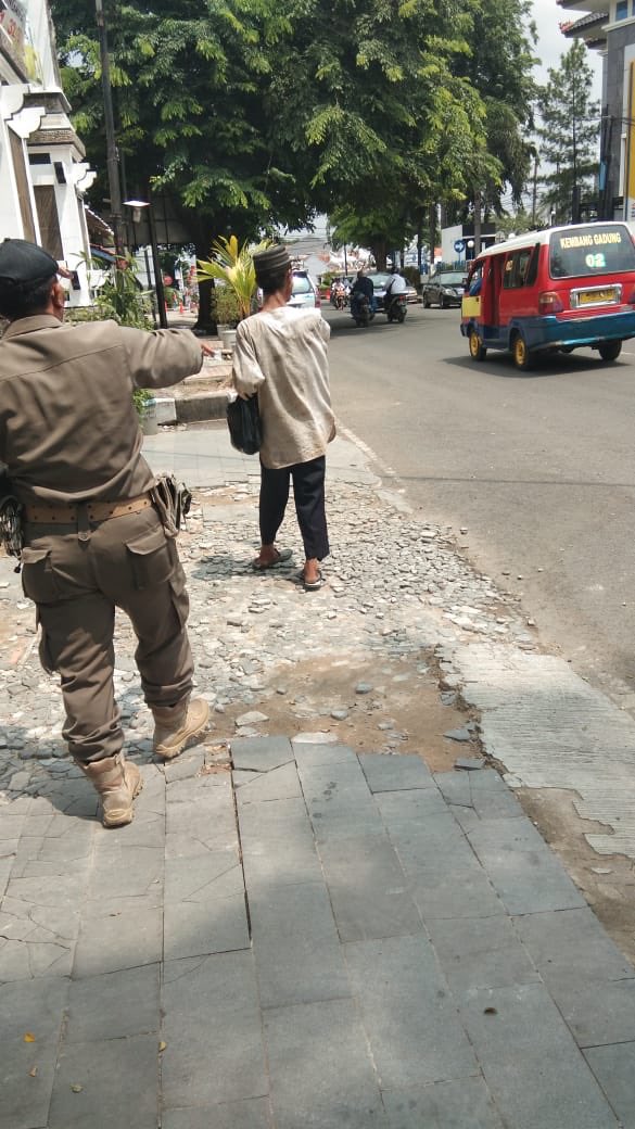 Penertiban ODGJ di depan Bale Indung Rahayu
<a href="/ratna_anne/">anne ratna mustika</a> <a href="/DediMulyadi71/">Kang Dedi Mulyadi</a> @BKPSDM_PWK <a href="/DiskominfoPWK/">Diskominfo Purwakarta</a> <a href="/InspPwk/">INSPEKTORAT DAERAH</a>