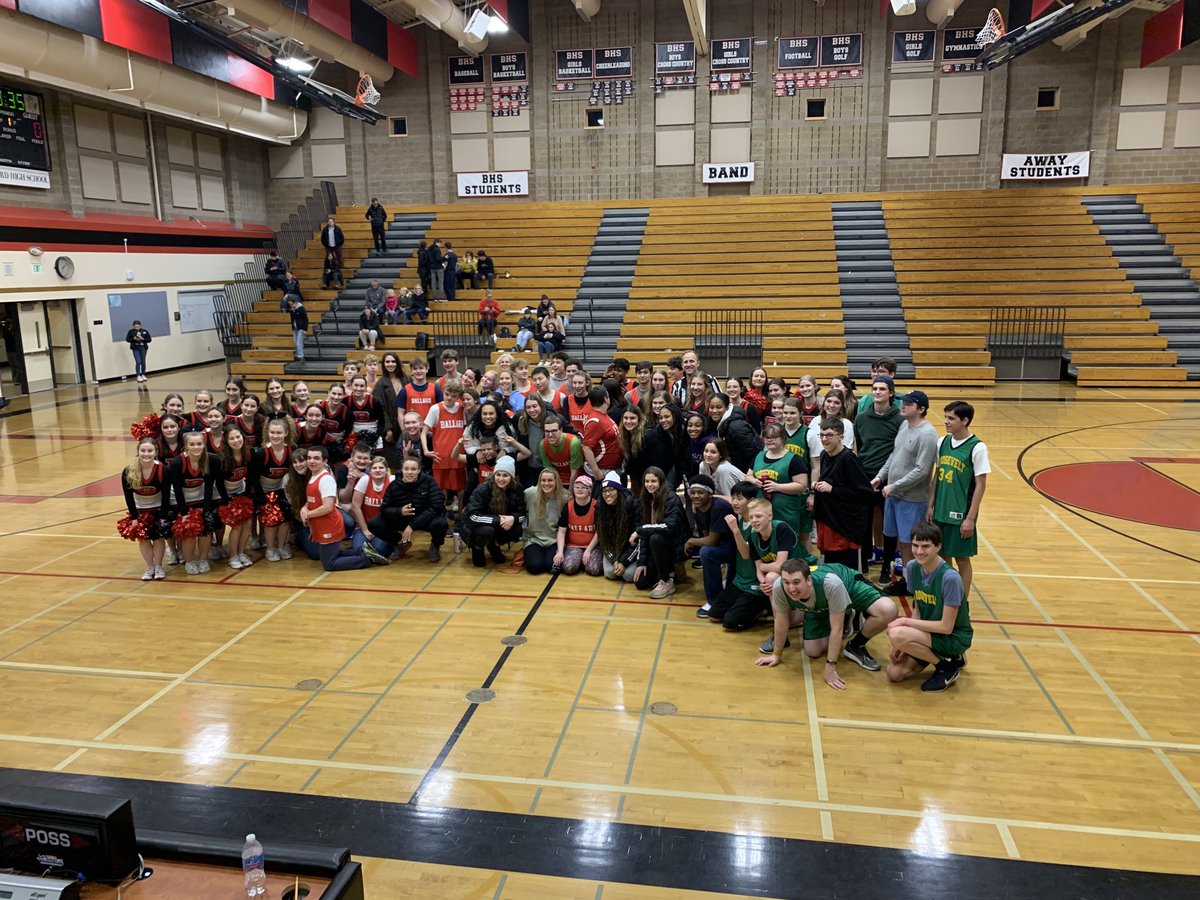 So fun to have ⁦<a href="/UW_WBB/">Washington Women’s Basketball</a>⁩ in attendance tonight cheering on our team. Thank you so much!!!
