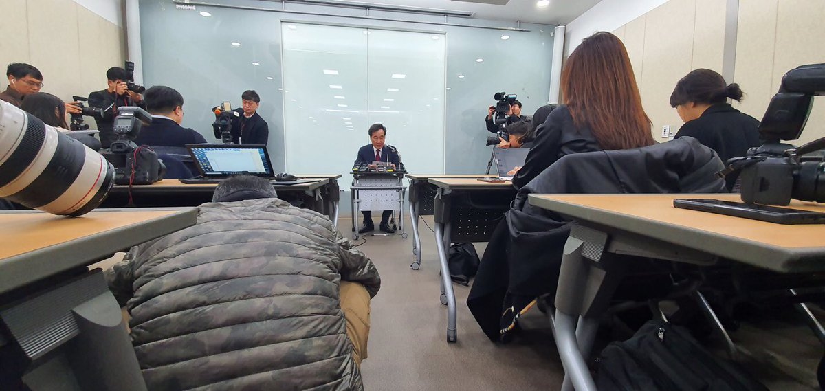 서울 용산역에서 귀성객들께 인사. 이어 용산역사 회의실에서 기자들과 간담회, 더불어민주당 공동상임선대위원장과 종로출마를 수락했습니다. 그 영광과 책임을 기꺼이 떠안겠습니다. 겸손하고 성실하게 선거에 임하겠습니다.(사진=연합뉴스, 뉴시스) 
발표동영상 : ytn
v.media.daum.net/v/202001231122…