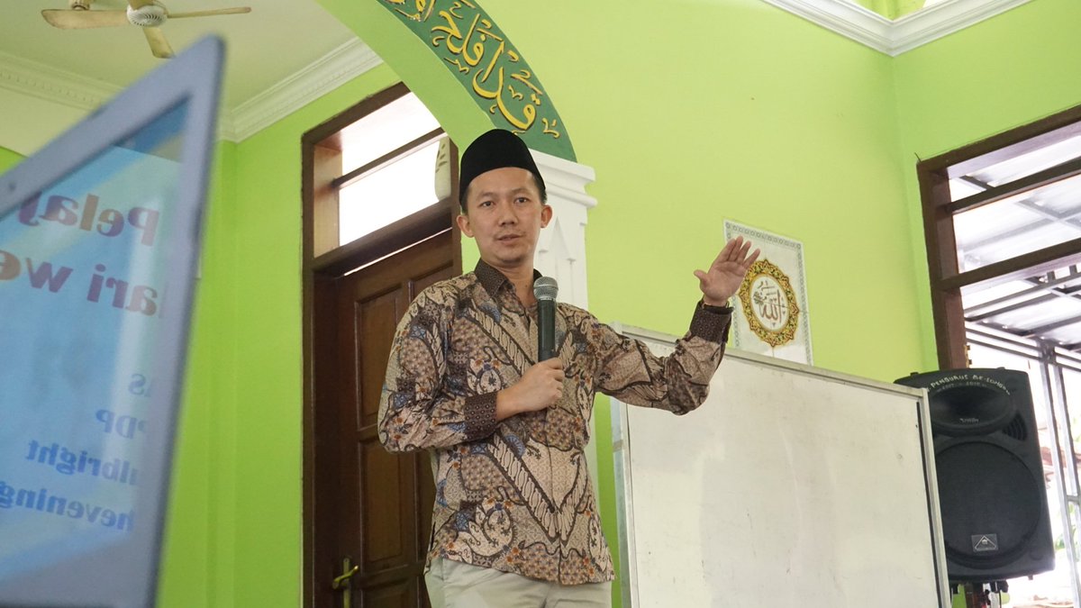 PonpesBesongo's tweet photo. [[KEJAR BEASISWA LUAR NEGERI]]
bersama: Pak Agus Muthohar, Ph. D. 
.
.
"Konsisten dalam bartarung. Gigih. Gagal, bangkit lagi"

#pascalib2020
#dafabesongo
#pesantren
#santri https://t.co/93dpvvonY3