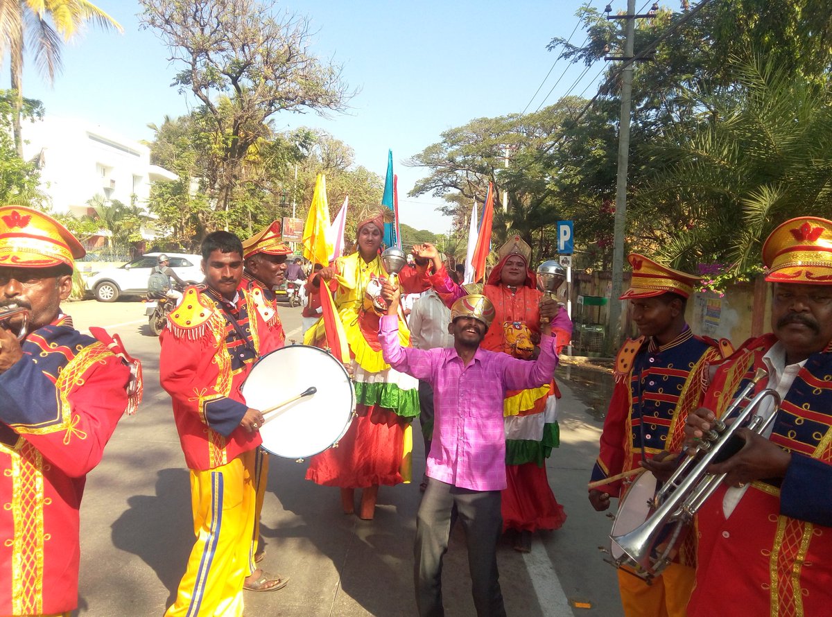 ದಾವಣಗೆರೆ -ಹರಿಹರ ವಿಕ ಕನ್ನಡ ಹಬ್ಬ... ಜಾನಪದ ಕಲಾ ತಂಡ ಮೆರವಣಿಯಲ್ಲಿ ಕೀಲು ಕುದುರೆ ರತಿ ಮನ್ಮಥರು.. ಅನಾವರಣ...<a href="/VkLitFest/">ವಿಕ ಕನ್ನಡ ಹಬ್ಬ</a> <a href="/editor_vk/">VK Editor</a> <a href="/vkbrand2018/">vkbrand</a> <a href="/HRMMCL_VK/">MMCL HR</a> <a href="/KarnatakaVarthe/">DIPR Karnataka</a> <a href="/CTRavi_BJP/">Ravi C T 🇮🇳 ರವಿ ಸಿ ಟಿ</a> <a href="/shhargiVK/">sadananda</a> <a href="/BSBommai/">Basavaraj S Bommai</a> <a href="/CMofKarnataka/">CM of Karnataka</a> <a href="/HDL_davanagere/">Davanagere #HDL</a> <a href="/VijayaKarnataka/">Vijay Karnataka</a> t.co