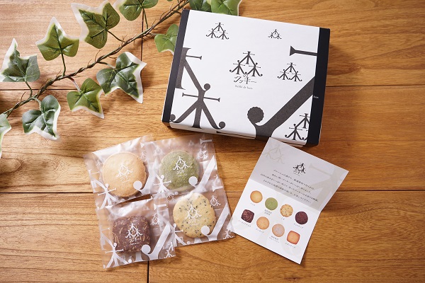 Kurunto くるんと パッケージデザイン クッキーのロゴ パッケージデザイン等のお仕事です 贈答用に利用できる高級感のあるデザインを意識し 店頭ディスプレイや木材を使ったオブジェもご提案しました T Co Dubmoolp1r Kurunto くるんと