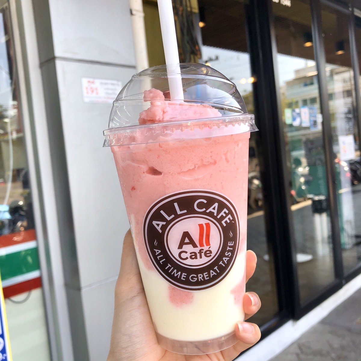 peartunwarat's tweet image. ลองน้ำตัวใหม่มา เตรียมตัวรับวาเลนไทน์ตั้งแต่เนินๆ5555555555 สั่งเฟรชชี่โยเกิร์ตปั่น อร่อยยมาก ชอบบบ เป็นสตรอว์เบอรร์รี่ผสมลิ้นจี่ แล้วข้างล่างเป็นโยเกิร์ต กินแล้วสดชื่นมาก เมนูอื่นเดี๋ยวจัดต่อแน่ #รีวิวเซเว่น #AllCafe