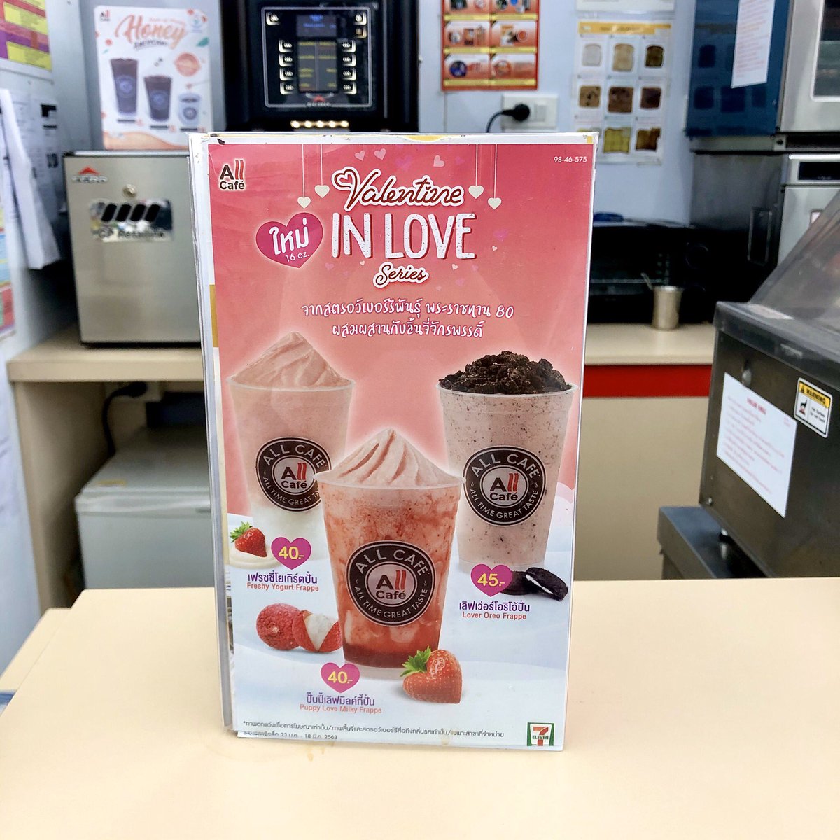 peartunwarat's tweet image. ลองน้ำตัวใหม่มา เตรียมตัวรับวาเลนไทน์ตั้งแต่เนินๆ5555555555 สั่งเฟรชชี่โยเกิร์ตปั่น อร่อยยมาก ชอบบบ เป็นสตรอว์เบอรร์รี่ผสมลิ้นจี่ แล้วข้างล่างเป็นโยเกิร์ต กินแล้วสดชื่นมาก เมนูอื่นเดี๋ยวจัดต่อแน่ #รีวิวเซเว่น #AllCafe