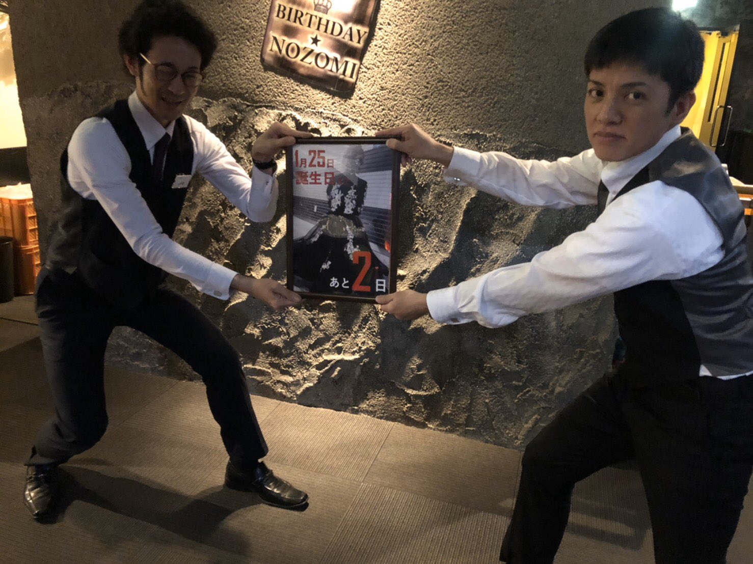 総合レジャーサービスグループ サザンクロス長崎2号店 希さん 誕生日まで あと2日 どっちが宣伝するかポスターの取り合い 笑 明日 前日の宣伝を勝ち取るのは だれ サザンクロス のんちゃん 誕生日 松藤店長 どこまでもカメラ目線 キメ顔