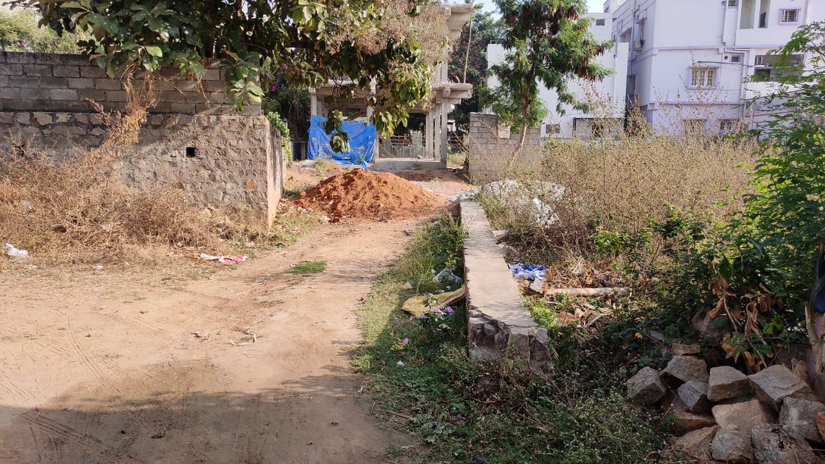 usman_1679's tweet photo. Dear Ghmc...in road no 4 citizens colony old alwal the owner of new construction had blocked the road with material, when asked to clear he said to face prob and inconvenience, this had happened past one month till now he did not removed and people are facing lot of inconvenience https://t.co/54T8VnkTiK